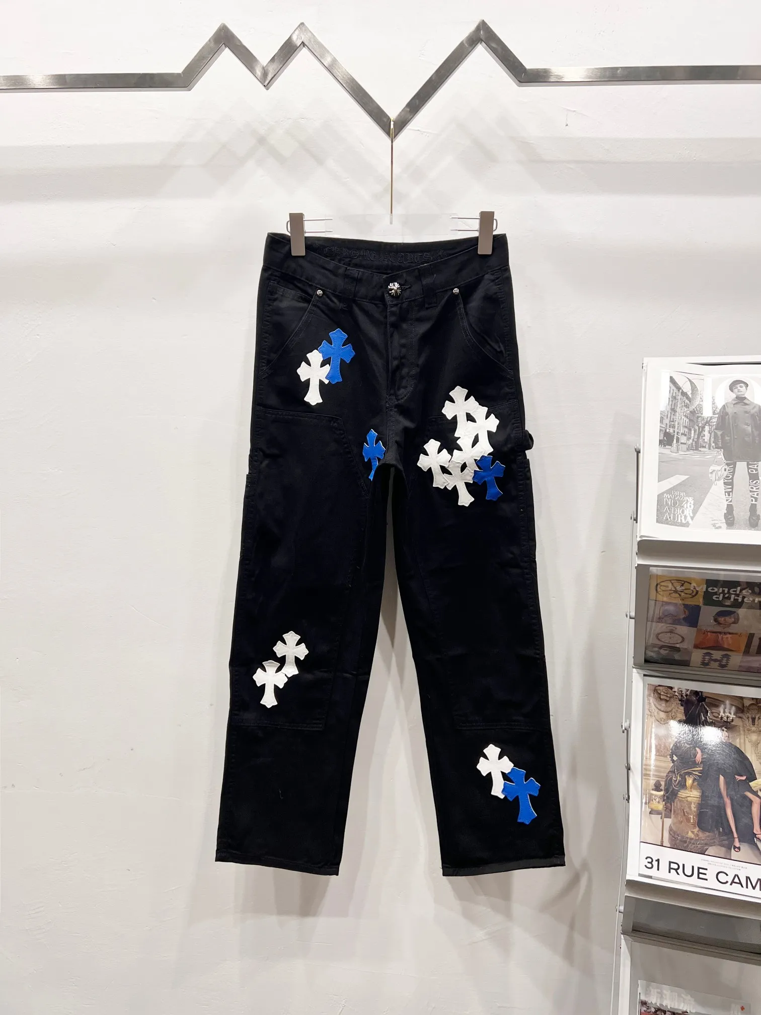 P260 Style: (r016) Croxin & 𝐂𝐡𝐫𝐨𝐦𝐞 𝐇𝐞𝐚𝐫𝐭 ss25 black white grain leather denim workwear logging pants. Styles with different washed textures are very friendly to people with thin legs. The slightly flared version perfectly modifies the leg shape. The timeless and moderate length makes it easy to match and match. It is the basis for various styles and is a must-have in your wardrobe! The fabric is stiff but also makes the upper body soft without losing texture. The washing process is even more perfect. It is a must-have item for everyone! ! ! Washed wheat, hang tag, pants label, three labels complete Color: black Size: 28-30-32-34-36